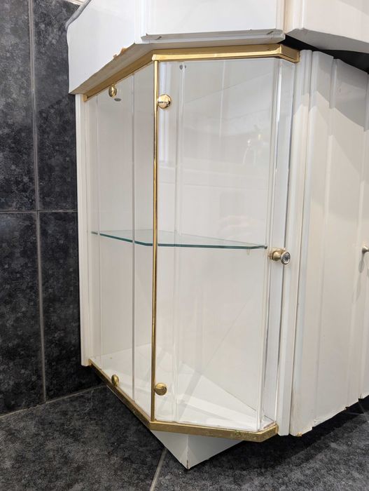 Lavatório de cerâmica embutido em móvel de mármore com gavetas