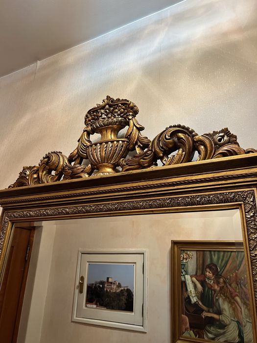 Espelho antigo com coroa e moldura dourada