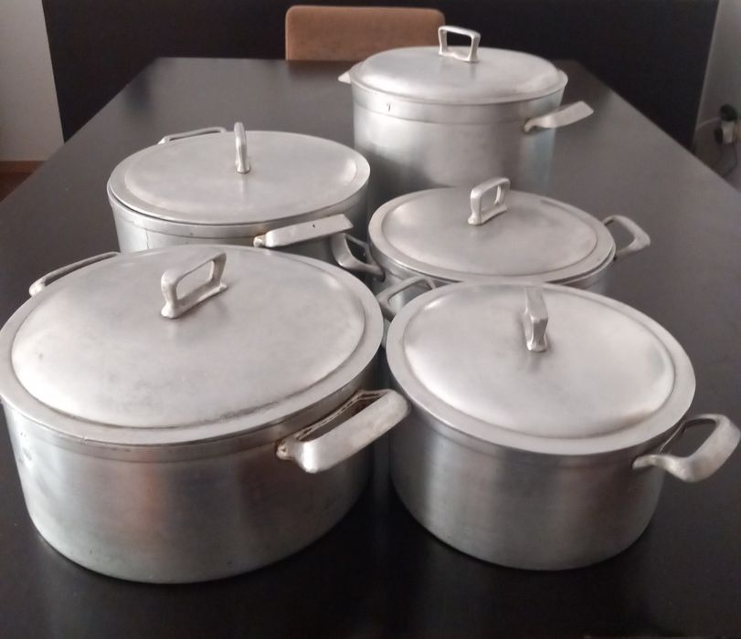 5 Panelas de  ferro fundido de vários tamanhos