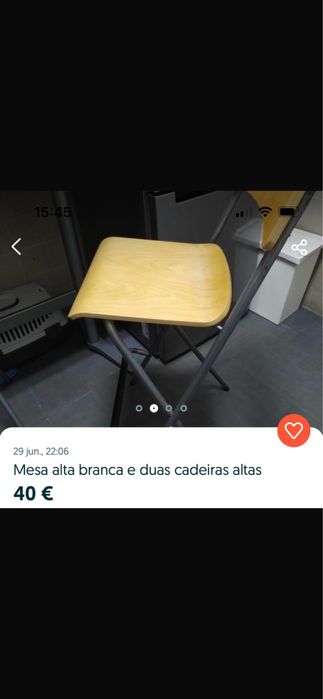 Mesa alta branca e duas cadeiras altas