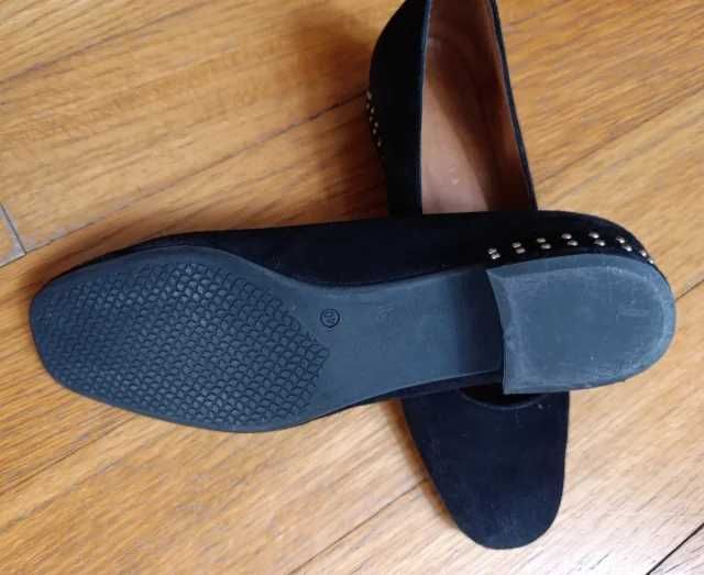 Sapatos pretos camurça com tachas "Sofia Costa"