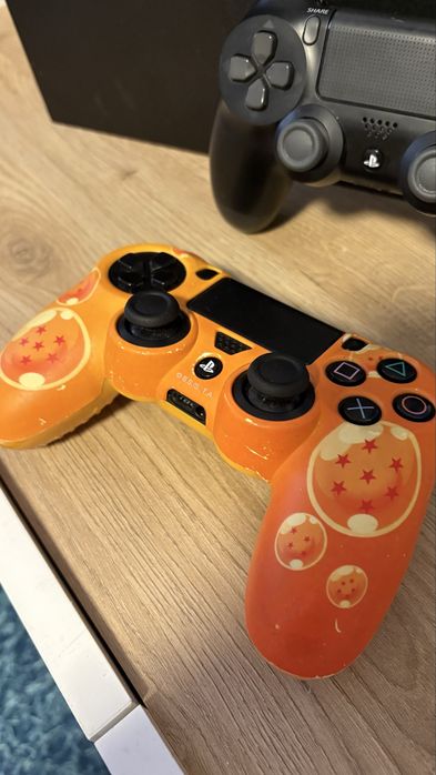 PS4 500GB + 2 Comandos