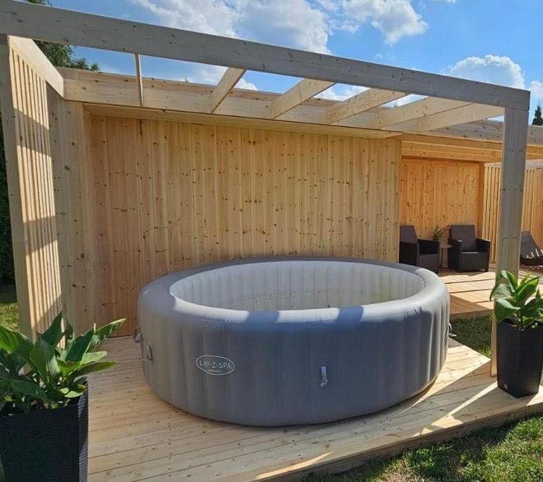 Domek ogrodowy a altaną i pergolami