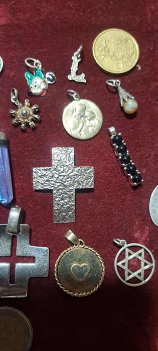 Pendentes em prata contrastada.