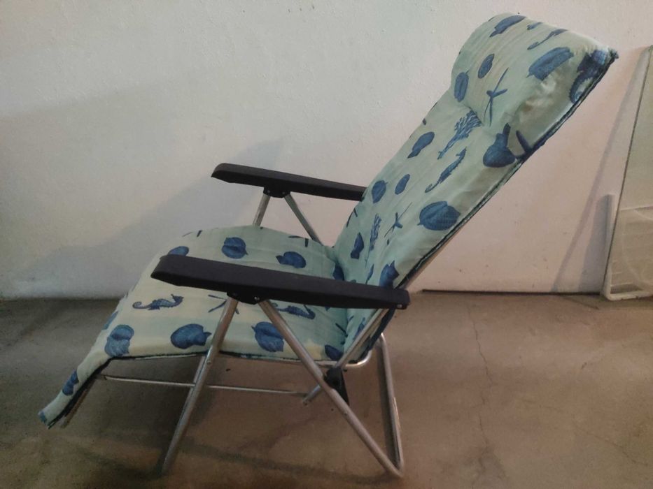 Cadeira espreguiçadeira acolchoada dobrável