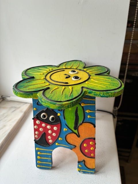 Banco de madeira pintura artesanal assinado pelo autor formato flor