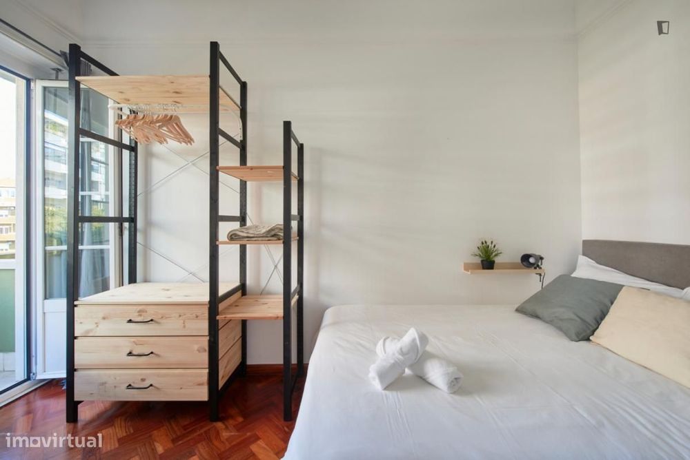 Quarto - localizado em São Sebastião Lisbon