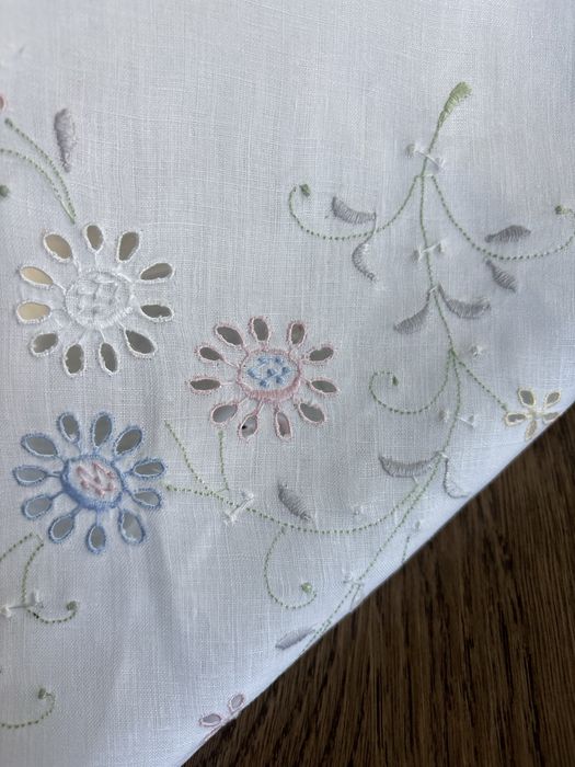 Toalha de mesa em linho com bordado madeirense c/ 12 guardanapos