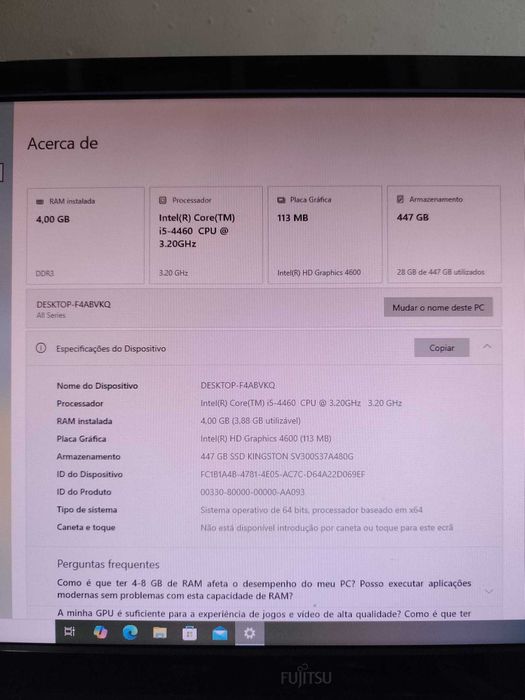 Computador com ecrã, rato e teclado