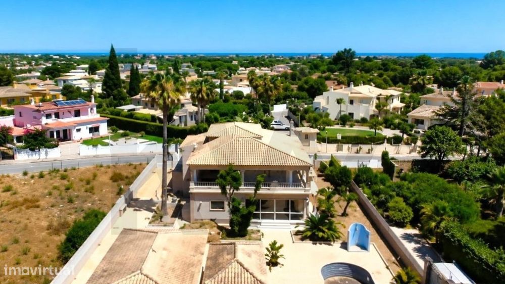 **Moradia T3 com Piscina e Garagem em Porches, Lagoa – Lote de 1.008 m
