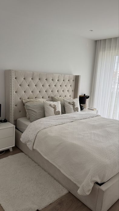 Cama veludo com colchão novo e cómodas