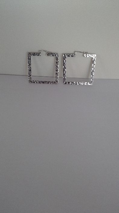 Argolas quadradas em prata facetada