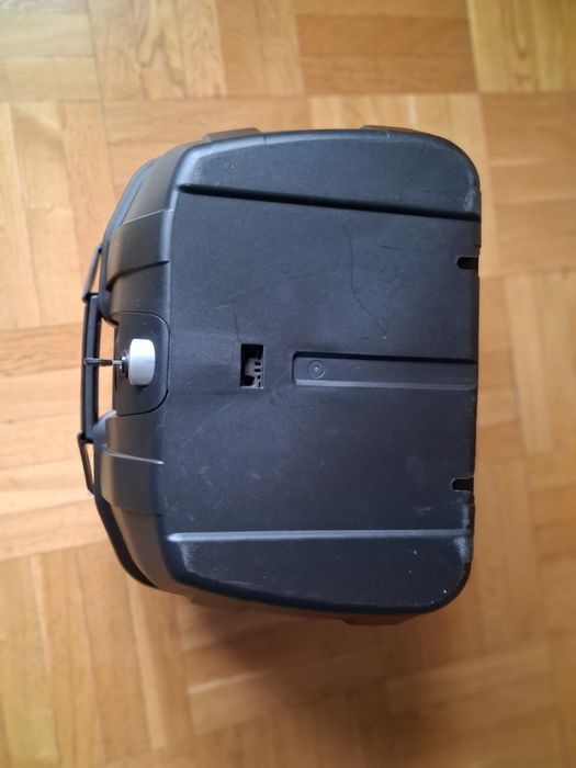 Givi Trekker 52 l.Kufer centralny w bardzo dobrym stanie.