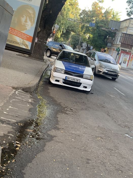 Авто Mazda 323 .