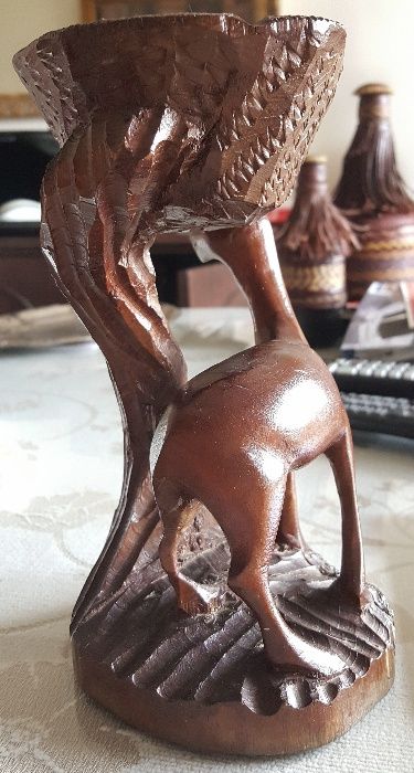 Cinzeiro esculpido em madeira