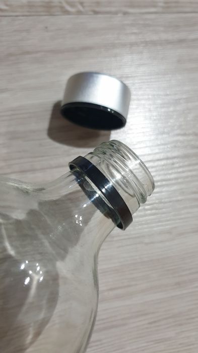 Szklana butelka zakręcana z gwintem  0.75 ml.butelki   bidon