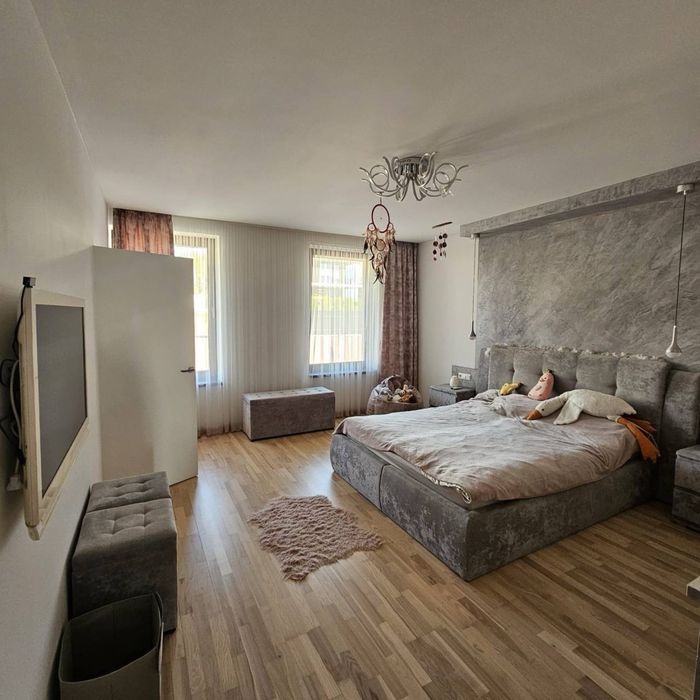 Продаж будинку з басейном та видом