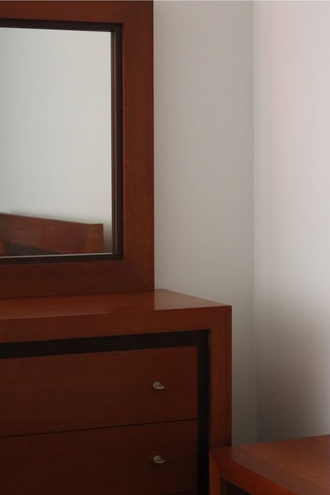 Mobília de quarto em madeira maciça