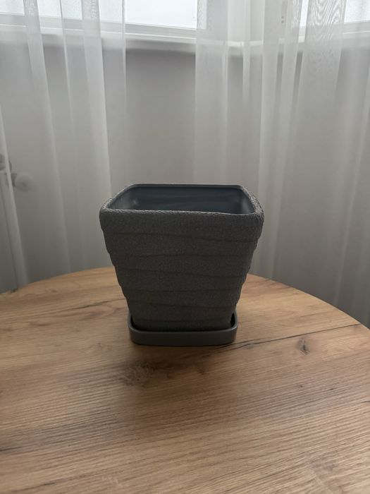 Горщики для рослин окремо