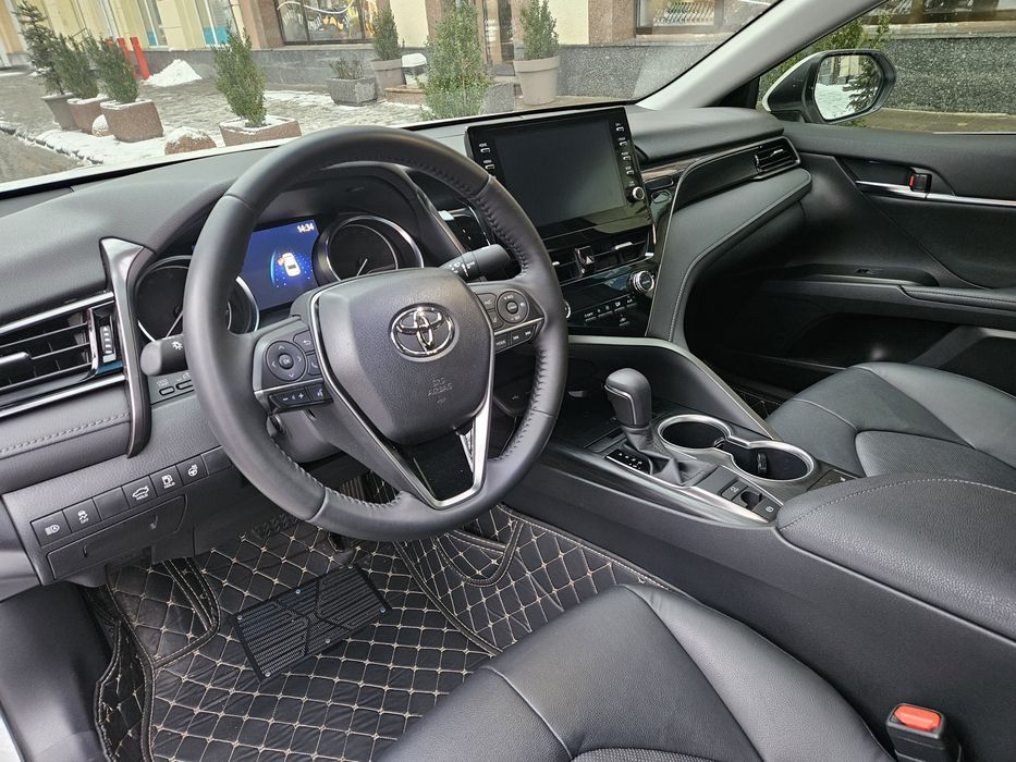 Toyota Camry офіційна