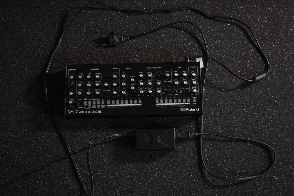 Roland SE-02 syntezator analogowy