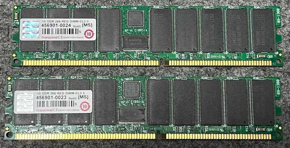 Duas memórias Transcend 1G DDR 266 Reg DIMM CL2.5