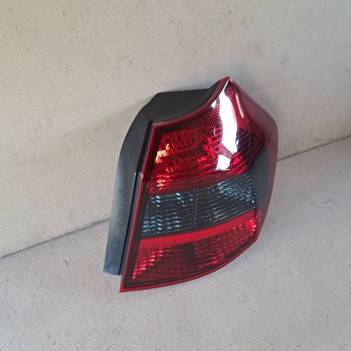 Lampa prawy tył bmw 1 e87 ciemna