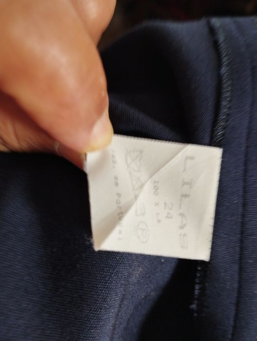 Vestido azul e branco.