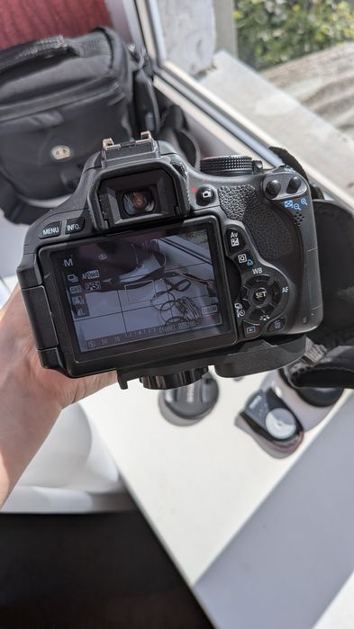 Фотоапарат Canon EOS 600D + об'єктив 18-135 мм + сумка і фільтри (готовий комплект)