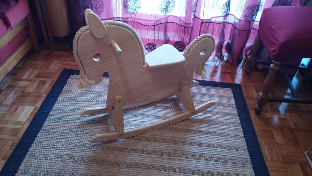 Cavalo baloiço em madeira
