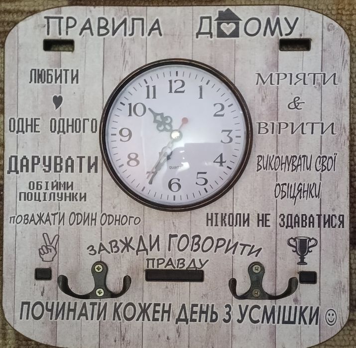 Часы настенные на деревянном корпусе