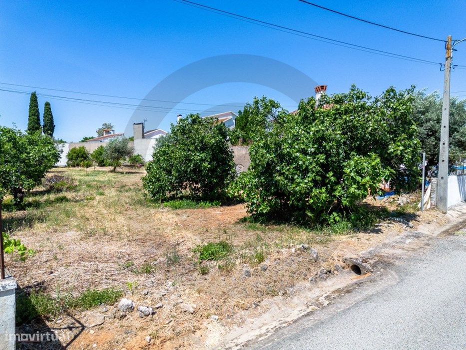 Terreno urbano na aldeia de Parceiros de Igreja