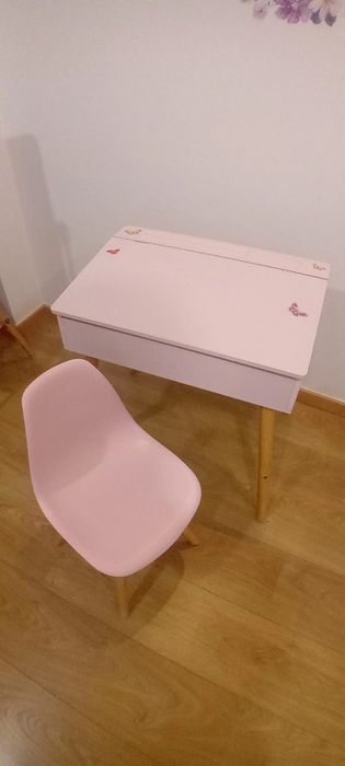 Mesa e cadeira para quarto de criança