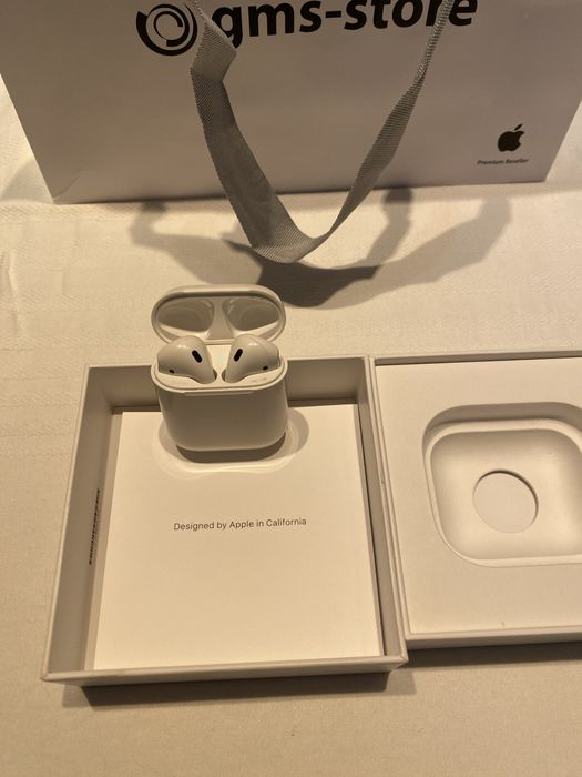 Apple AirPods com estojo de carregamento