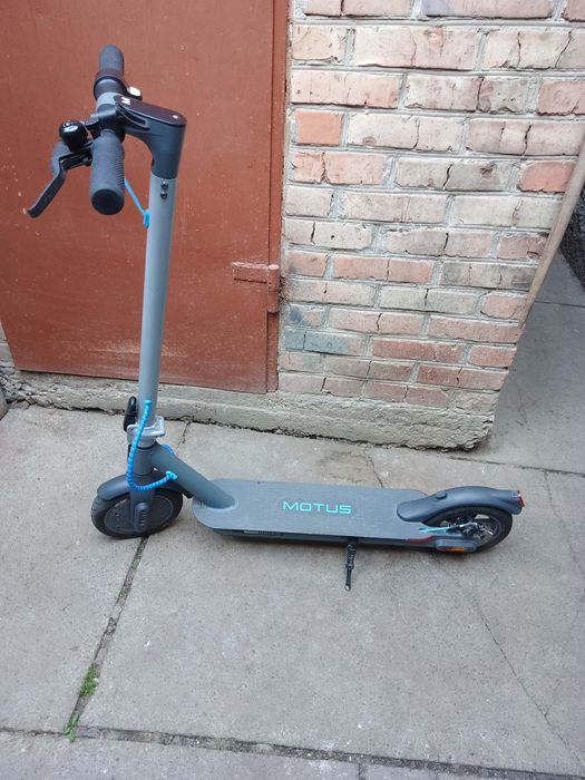 Продам електросамокат Motus Scooty 8,5 Lite