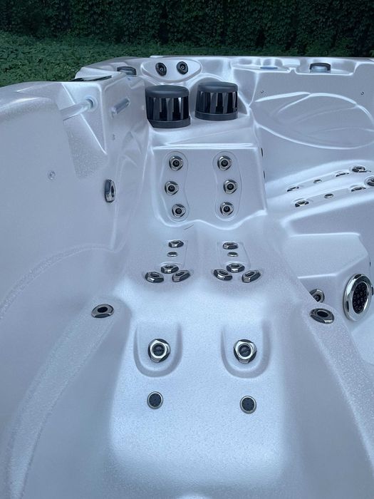 Całoroczne Jacuzzi - wanna z hydromasażem dla 5 osób Eternal