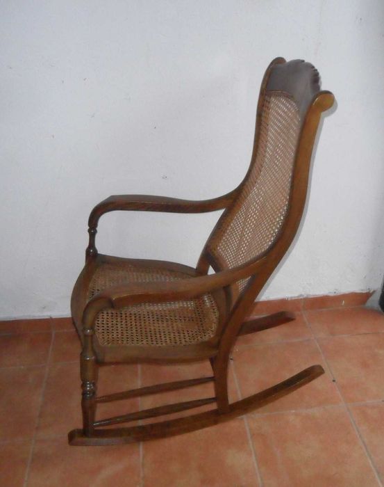 Cadeira de baloiço em palhinha