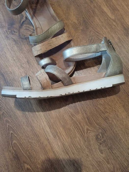 Продам жіночі шкіряні босоніжки бренду UGG