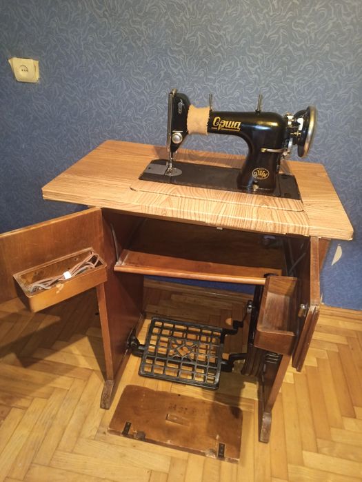 Швейна машинка з тумбою Орша