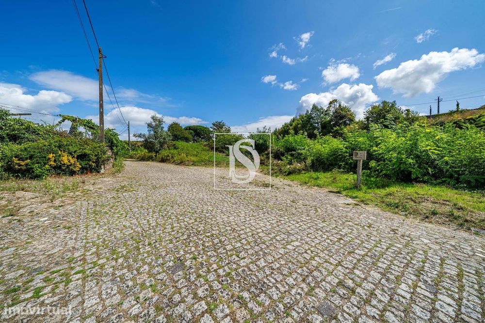 Terreno com 1381 m², junto ao Rio Minho, em Vila Nova de Cerveira