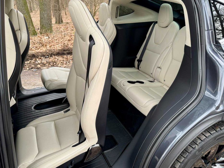 Tesla Model X 2018 рік