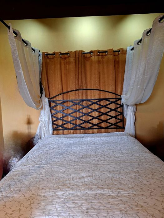 Cama de ferro forjado com dossel em preto e bronze + estrado