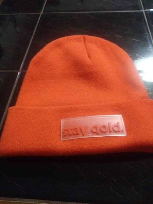 Czapka damska. Stay gold.