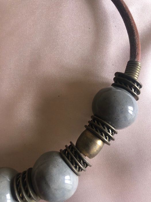 Colar mistura couro e metal, lindo