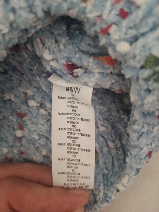 Sweter damski jasnoniebieski z kolorowym splotem luźny fason