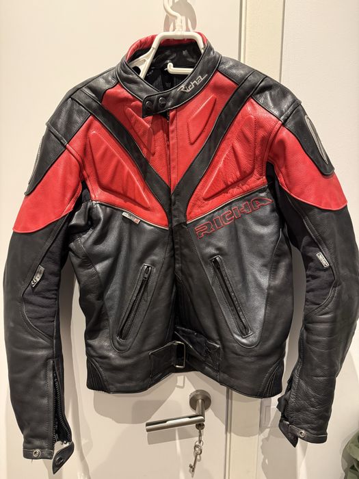 Jaqueta de Mota em Couro Richa (Preto/Vermelho) – Tam. 52 (L)