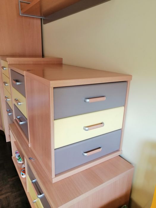 Móvel com 3 gavetas em madeira de pinho