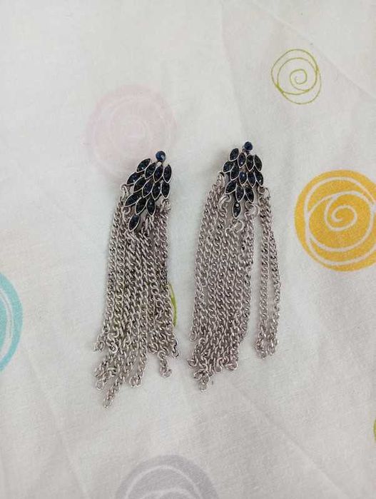 Brincos compridos com correntes