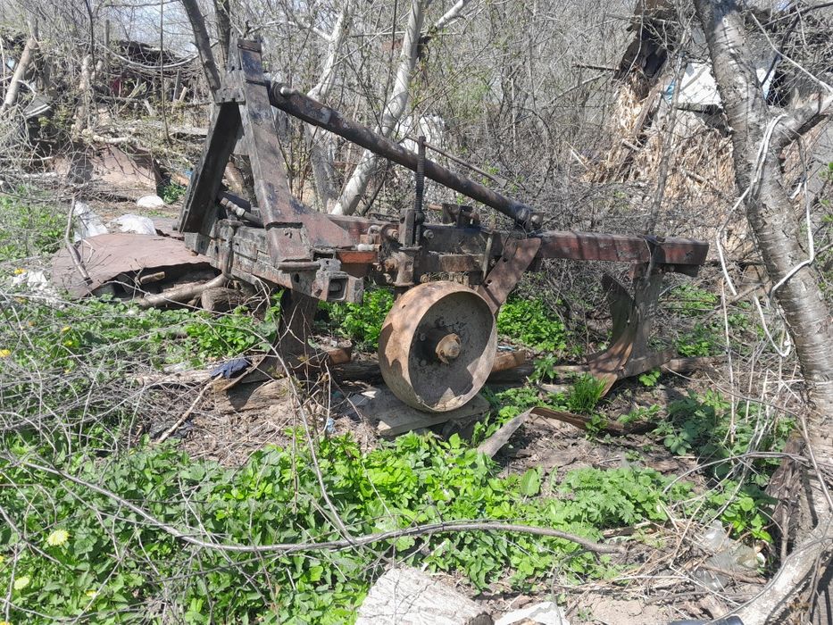 Продам трох корпусний плуг