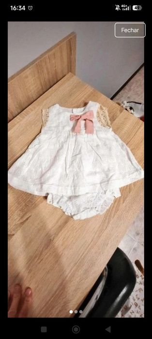 Vestido NOVO de algodão bordado com renda, tamanho 6-9 meses.